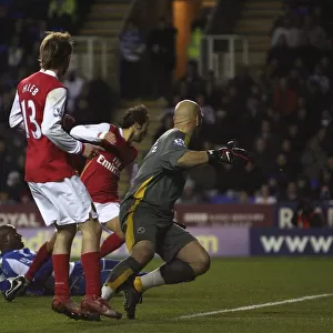 Mathieu Flamini shoots past Reading goalkeeper Marcus Hahnemann to score the 1st Arsenal goal