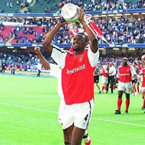 Patrick Vieira celebrates after the match. Arsenal 2: 0 Chelsea. The AXA F
