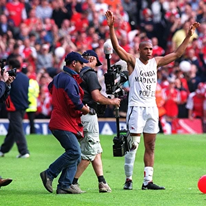 Thierry Henry celebrates winning the golden boot. Arsenal 4: 3 Everton, F. A