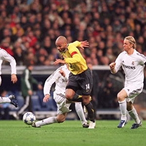 Thierry Henry goes away from Ronaldo and Guti (Real) on his way to scoring Arsenals goal