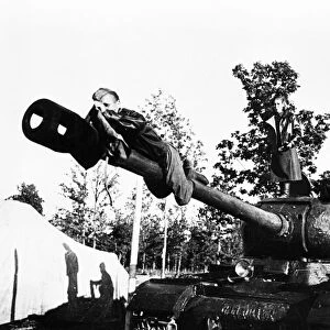 The boikos tank unit receives new js-122 (joseph stalin 122) heavy tanks, 1942, tank commander, junior lieutenant alexandra boiko watches the gun-layer, guards sargeant russkikh, don the gun tarpaulin on her order
