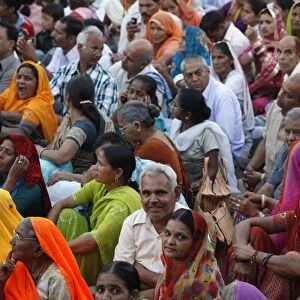 Crowd waiting for the aarthy ceremony on Har-ki-Pauri ghat in Haridwar