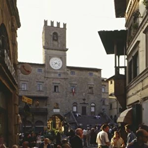 Italy, Tuscany, Cortona, busy town square with pavement cafes, piazza