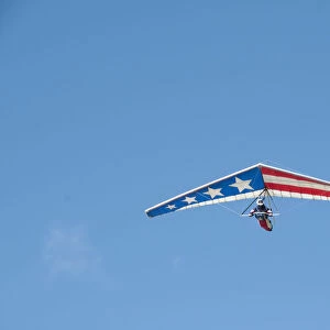 USA, California, San Francisco, Fort Funston, hang glider in mid-air