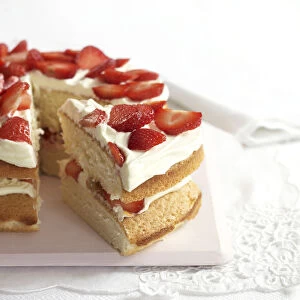 Wimbledon Cake with sponge, cream and strawberries