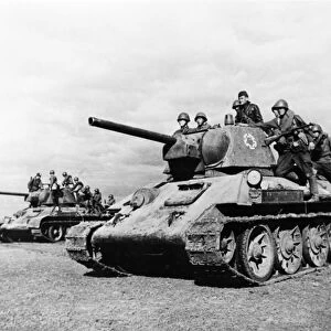 World war 2, red army soldiers heading into battle on board t-34 (model 43) tanks