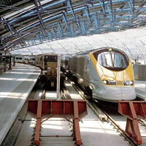 Eurostar service at Waterloo Station, by Chris Hogg, 1999. This extension to Waterloo