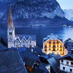 Austria, Hallstatt, Town with lake and mountains in background