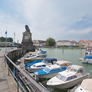 Boats in the harbor, port entrance and lion sculpture on the left, Lindau on Lake Constance, Bavaria, Germany, Europe