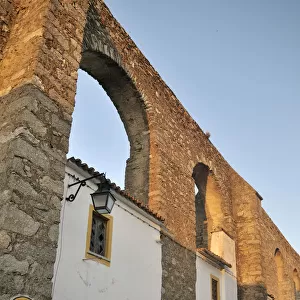 Homes in the arches of the medieval aqueduct, Evora, UNESCO World Heritage Site, Alentejo, Portugal, Europe