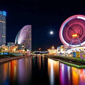 Nightscene of ferris wheel at Yokohama bay