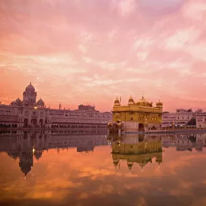 Sunset over Sikhisms holliest shrines: Golden Temple
