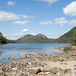 View from the shore over Jordan Pond towards The Bubbles Mountains, Acadia National Park, Mount Desert Island, Maine, New England, USA, North America