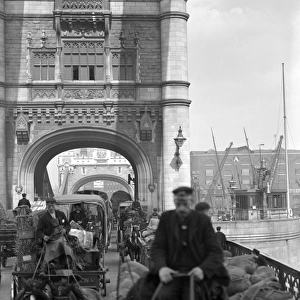 Edwardian London. Horsedrawn traffic crossing Tower Bridge. Early 1900s