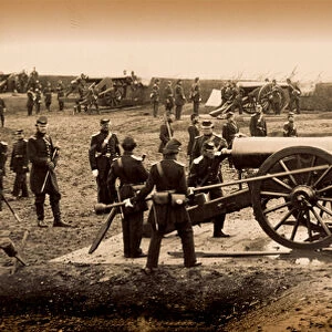1st Connecticut Heavy Artillery manning guns in Fort Richardson, late 1861 (b / w photo)