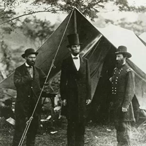 Abraham Lincoln with Allan Pinkerton and Major General John A. McClernand, 1862 (b / w photo)
