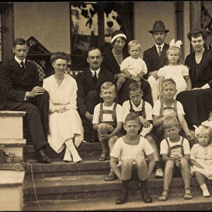 Ak Crown Princess Cecilie with children and relatives, Ernst August (b / w photo)