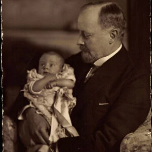 Ak Furst Leopold IV. zur Lippe mit Toddler im Arm (b / w photo)