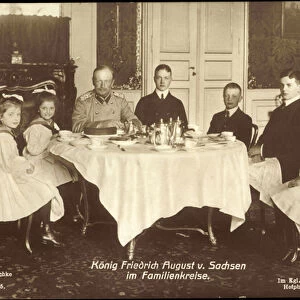 Ak King Frederick August III of Saxony, family at the dining table (b / w photo)