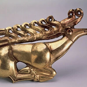 Art Scythe (Civilisation scythique ou de Scythie) : plaquette en forme de cerf. (Deer (Shield emblem)) Or et email. 600 avant JC. Dim. 31. 7x19 cm Musee de l ermitage, Saint Petersbourg