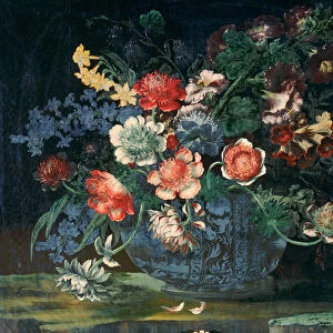 Basin of Chinese porcellain with a bunch of flowers