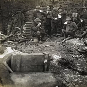 British officers and men enjoy a cup of tea in their trench, 1918 (b / w photo)
