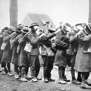 British troops blinded in German gas attack line up for treatment, 1914-18 (b / w photo)