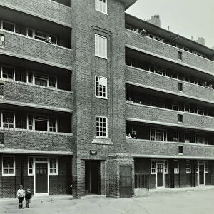 Browning Estate: exterior of Tennyson House, London, 1937 (b / w photo)