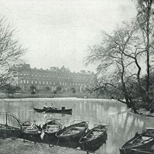 Buckingham Palace, from St. Jamess Park (b / w photo)