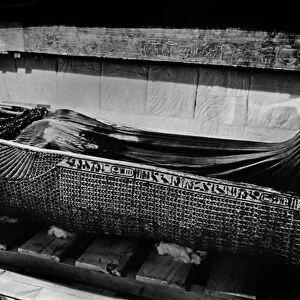 Discovery of the tomb of pharaoh Tutankhamun in the Valley of the Kings (Egypt) : burial chamber : 2nd coffin, 1923, photo by Harry Burton (p0719b)