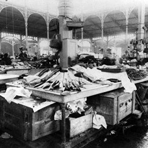 The Fish Market at Les Halles, Paris, late 19th century (b / w photo)