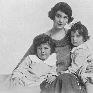 Freda Dudley Ward with her children, 1918 (b / w photo)
