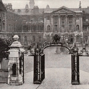 Gates of Guys Hospital, Southwark, London (b / w photo)