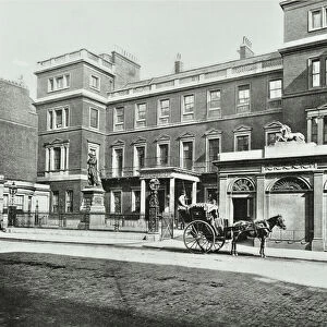 Hansom cab outside the war office Pall Mall, Willis Collection, 1890 (b / w photo)