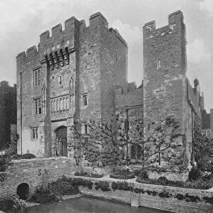 Hever Castle (b / w photo)