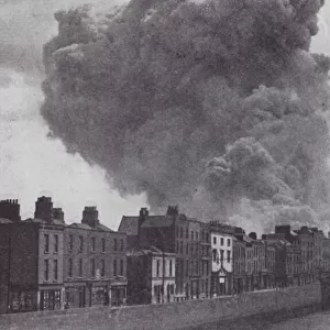Huge explosion at the Four Courts, Battle of Dublin, Irish Civil War, 1922 (b / w photo)
