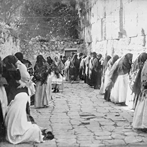 Jerusalem, at the Wailing Wall on Friday, c. 1909-1910 (b / w photo)
