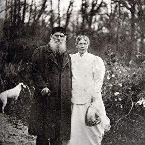 Leon Tolstoi (1828-1910) avec son epouse Sophie (1844-1919), lors du premier anniversaire de la mort de leur fils. Photographie a l albumine, 1895. State Museum The Tolstoys Estate IasnaIa PolIana (Russie)