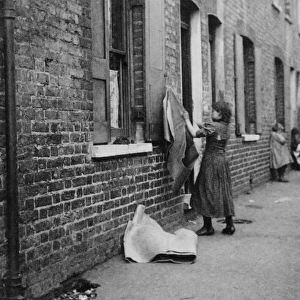London Slums (b / w photo)