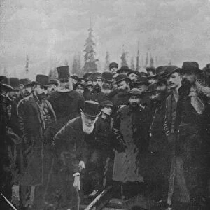 Lord Strathcona driving the last spike of the Canadian Pacific Railway at Craigellachie, 7 November 1885 (b / w photo)