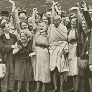 Mahatma Gandhi and cotton mill workers during his visit to Lancashire (b / w photo)