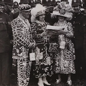 Pearly King and Queens trying to pick the winner on Derby Day at Epsom, 1936 (b / w photo)