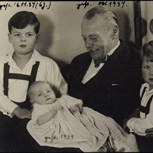 Photo Ak Grand Duke Ernst Ludwig of Hesse with grandchildren, princes (b / w photo)