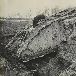 Photograph of British tank, 1918 (b / w photo)