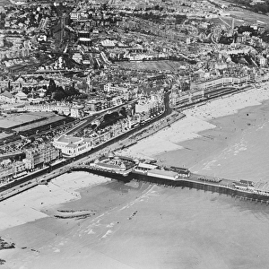 The Pier, Hastings, c. 1925 (b / w photo)