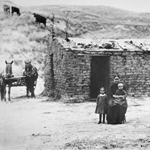 Pioneer family with their sodhouse, Nebraska, 1889 (b / w photo)