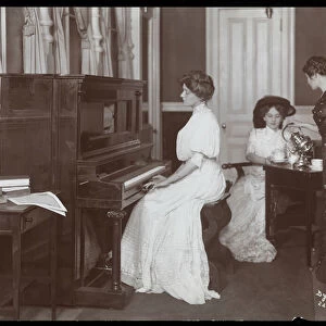Player piano recital, New York, 1907 (silver gelatin print)