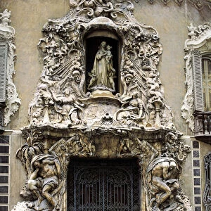 Porte principale sculptee du palais du marquis de Dos Aguas, surmontee par la Vierge, par laquelle surgissent deux rivieres d eau voluptueuses qui symbolisent les rivieres Jucar et Turia