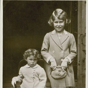 Princess Elizabeth and Princess Margaret (b / w photo)