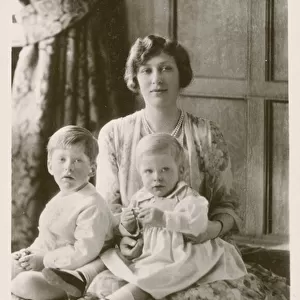 Princess Mary, Viscountess Lascelles, with her sons, George and Gerald (b / w photo)